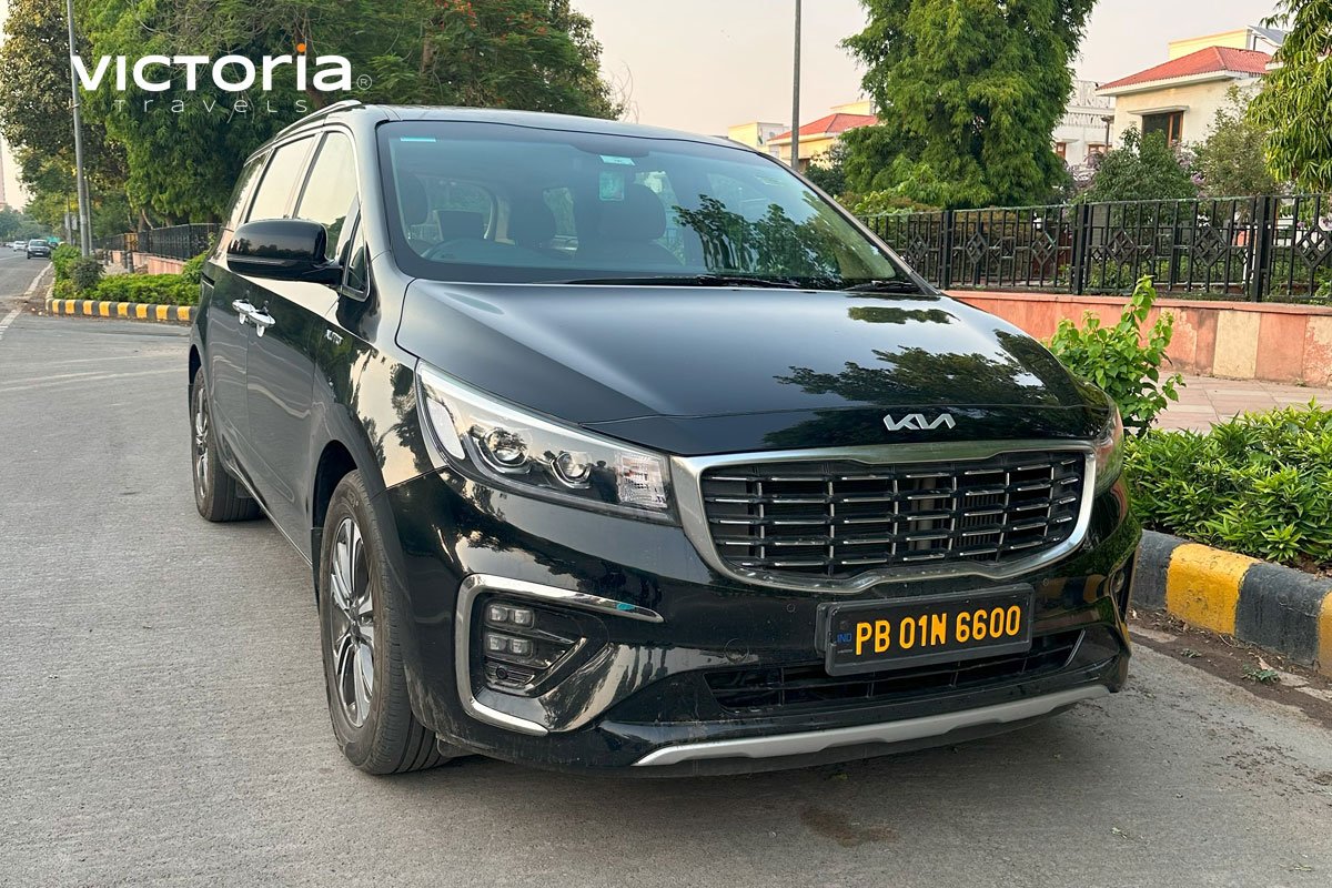 Black Kia Carnival in Delhi