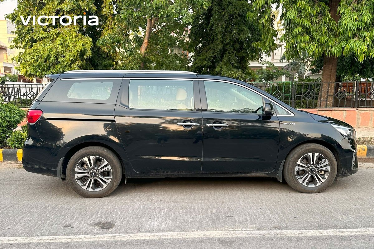 Black Kia Carnival on Rent