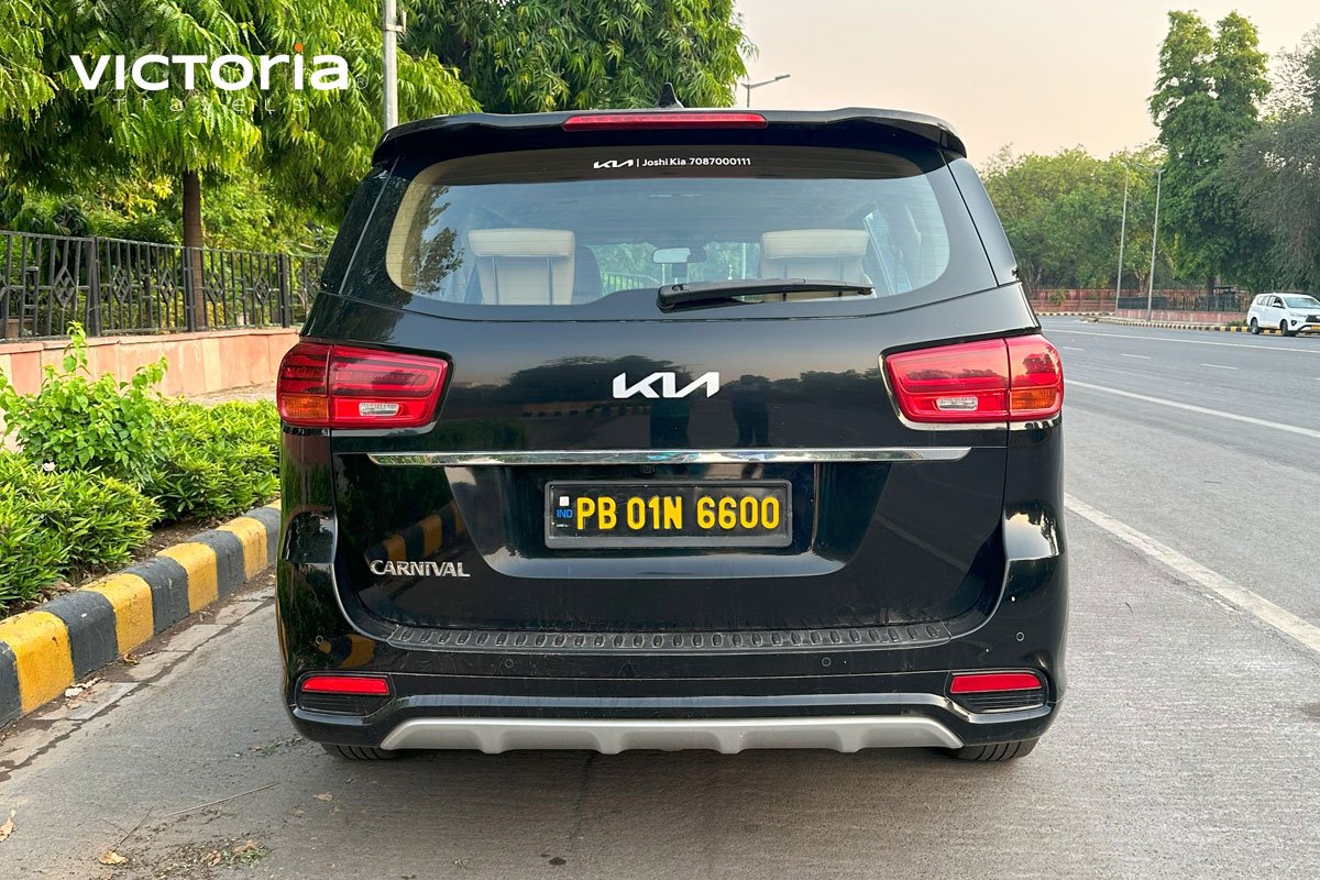 Book Black Kia Carnival