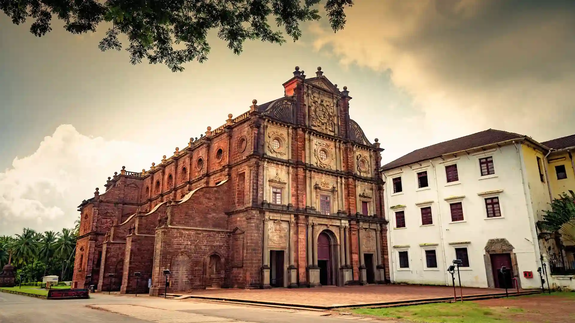 Bom of Jesus Tour Hire