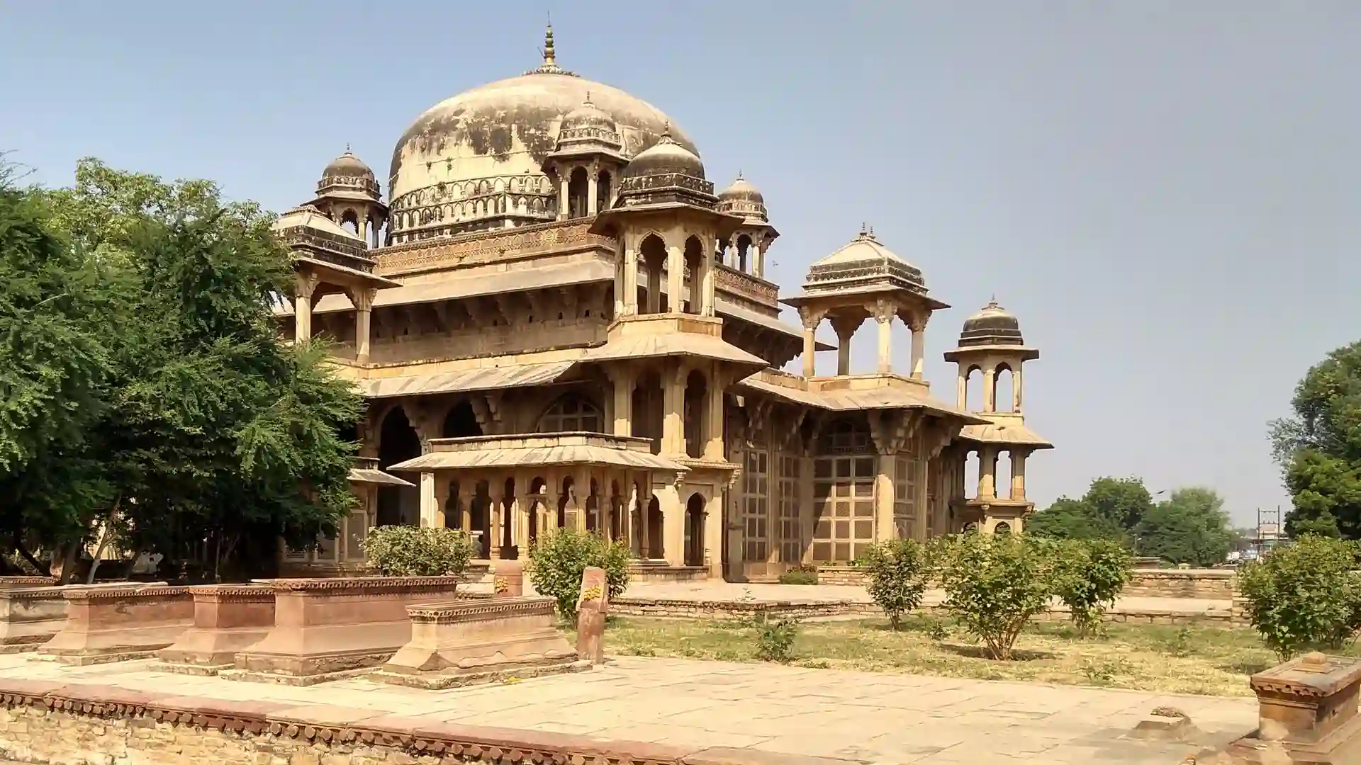 Tomb of Muhammad Ghaus Tour Hire